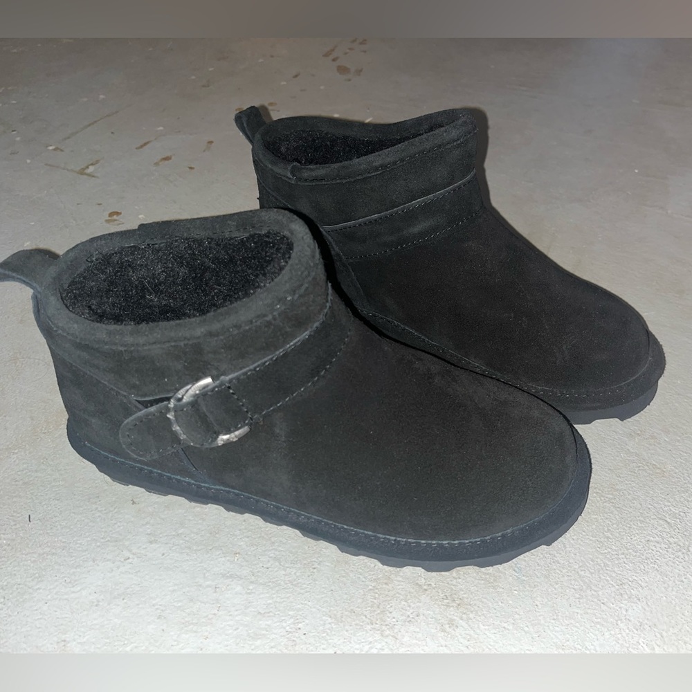 NWOT Bearpaw short boots